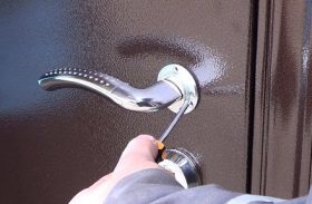 Замена дверной ручки металлической двери в Рыбинске